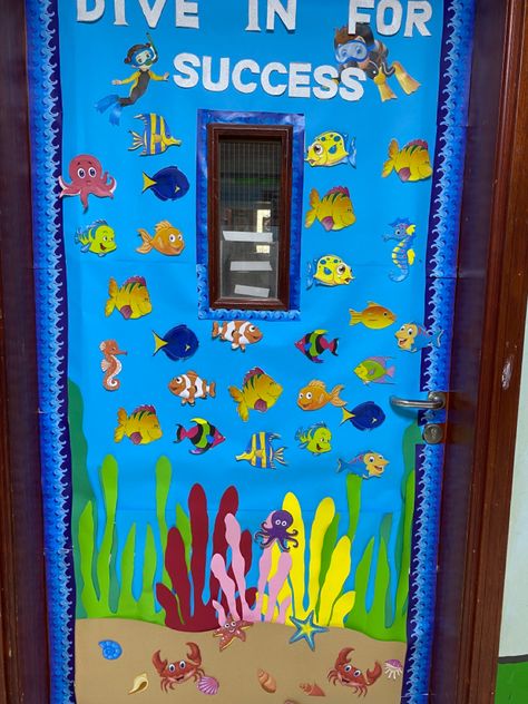 Soft Board Decoration, Reggio Children, Shark Activities, Soft Board, Ocean Theme Classroom, Fall Classroom Decorations, Class Door, Diy Crafts Bookmarks, Rainbow Fish