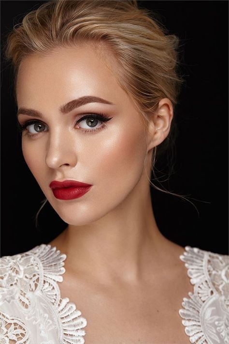 Red Lips Wedding, Bridal Makeup For Brown Eyes, Makeup Bibir, Bridal Makeup For Blondes, Baju Kahwin, Wedding Makeup For Brown Eyes, Best Wedding Makeup, Makeup Simple, Bridal Makeup Natural