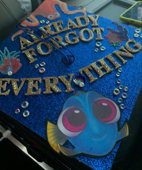 Graduation Cap Designs Dory, Dory Cap Graduation, Finding Dory Graduation Cap, Blue Graduation Cap Ideas, Dory Graduation Cap, Graduation Memories Ideas, Graduation Garland, Graduation Aesthetic, Grad Hats