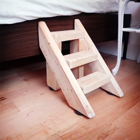 some stuff and things around the house - kim's page - desiretoinspire.net Diy Pet Stairs, Doggy Doors, Deaf Puppy, Dog Steps For Bed, Cat Ladder, Bed Steps, Wooden Step Stool, Pet Ramp, Dog Stairs