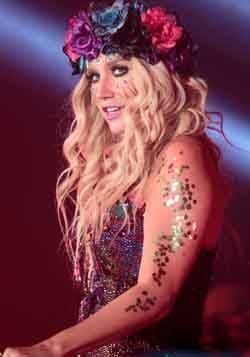 Ke$ha - Flower and Flower Crown Kesha Rose, Best Celebrity Halloween Costumes, Celebrity Halloween Costumes, Kesha, Flower Crown, Flower Power, Tattoos For Women, Halloween Costumes, Dreadlocks