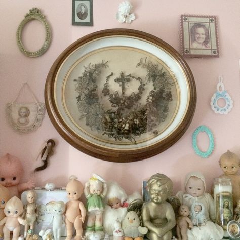 made of the hair of 3 dead sisters Anquites Decor, Strangecore Aesthetic, Rooms Decoration, Fran Bow, Doll Parts, Creepy Cute, Bedroom Inspo, My New Room, Dream Room