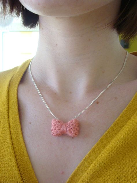 Knitted necklace Knit Necklace, Crochet Bow, Knitted Necklace, Knit Jewelry, Mini Bow, Sport Weight Yarn, Bow Necklace, Mini Bows, Diy Knitting