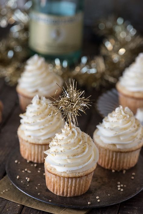 This easy champagne cupcake recipe with champagne frosting is a New Year’s Eve dessert you won’t want to miss! New Year Party Desserts, Times Square New Years Eve Aesthetic, New Years Eve Virgin Drinks, New Years Eve Recipe, New Years Bridal Shower Ideas, New Year’s Eve Wedding Cake, Easy New Years Eve Desserts, New Year’s Eve Cookies, New Year’s Eve Cake