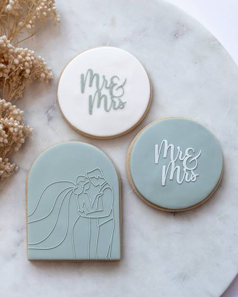 Engagement Fondant Cookies, Fondant Wedding Cookies, Mr And Mrs Cookies, Cake Children, Wedding Biscuits, Fondant Techniques, Engagement Cookies, Monogram Cookies, Cookie Wedding Favors