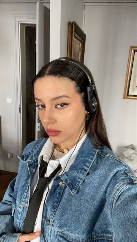 Marshall Headphones, Jeans Vest, No Makeup Makeup, Cindy Kimberly, Peinados Fáciles Para Cabello Corto, Hair Stylies, No Makeup, 2025 Vision, Mode Inspo