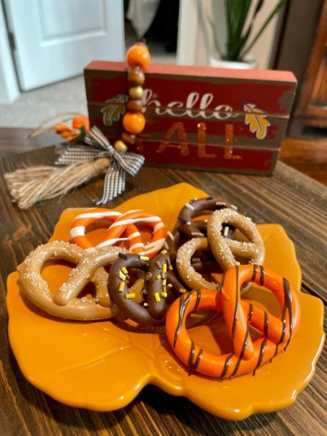 Faux Food Decorations, Fall Fake Bakes, Faux Desserts, Fake Food Props, Fake Bakes, Faux Food, Pretend Food, Fun House, Faux Pumpkins