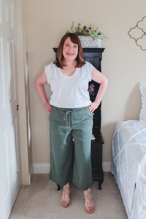 How to Wear Wide Leg Pants Wide Leg Cropped Pants, Popular Outfits, Cropped Style, Petite Outfits, Cropped Pants, Spring Summer Fashion, Talk About, Leg Pants, Clothing Items