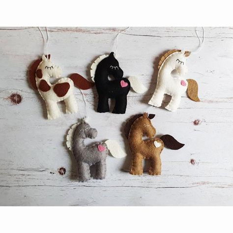 Corro Exclusive: Hand-stitched Horse Ornament by Grab A Coffee Designs Horse Ornaments Diy, Felt Patterns Free, Coffee Designs, Horse Christmas Ornament, Handmade Felt Ornament, Paint Horse, Felt Creations, Custom Ornaments, Quilted Ornaments