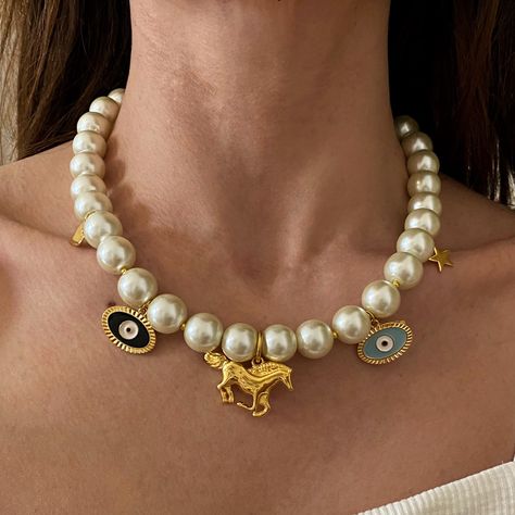 Statement Necklace Aesthetic, Necklaces 2023 Trend, Pearl Necklace Stack, Pearl Necklace Aesthetic, Jewelry 90s, Huge Pearl Necklace, Big Pearl Necklace, Large Pearl Necklace, Pearls Choker