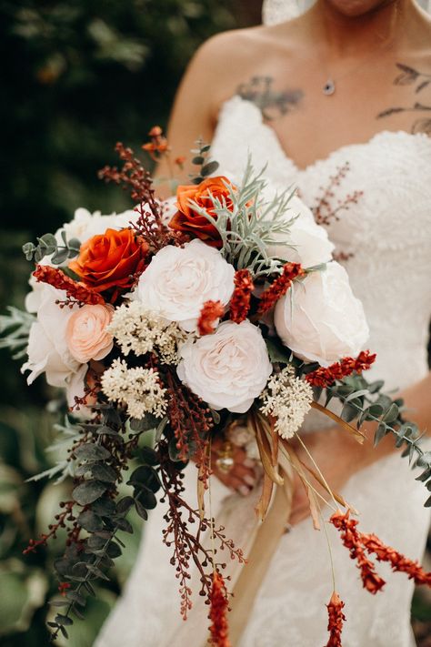 Dahlia And Peony Bouquet, Pretty Venues, Wedding Flower Arrangements Fall, Wedding Venues Italy, Fall Wedding Trends, Lotr Wedding, Garden Rose Bouquet, Green Wedding Bouquet, Autumn Bouquet