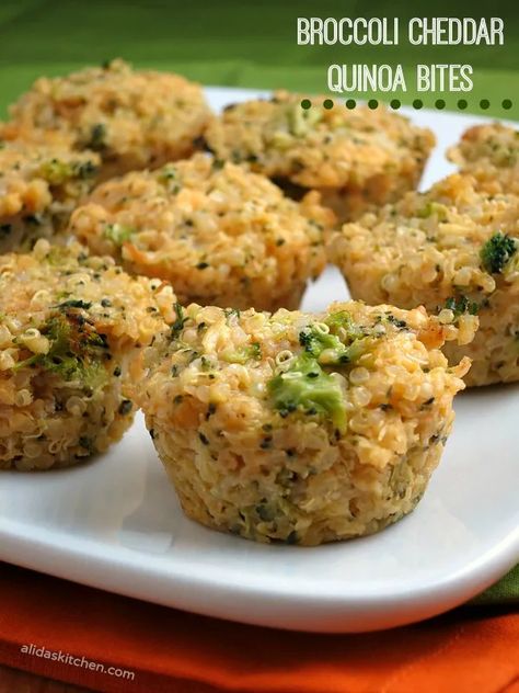 Broccoli Cheddar Quinoa Bites #WeekdaySupper - Alida's Kitchen Broccoli Cheddar Quinoa, Quinoa Bites, Salad Kale, Broccoli Cheddar, Quinoa Recipes, Clean Recipes, Clean Eating Recipes, Veggie Recipes, Healthy Cooking