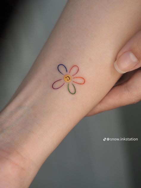 Daisy Tatoos, Tattoo Artist Tips, Small Colorful Tattoos, Colorful Tattoos, Pretty Hand Tattoos, Artist Tips, Cute Tiny Tattoos, Subtle Tattoos, Mini Tattoos