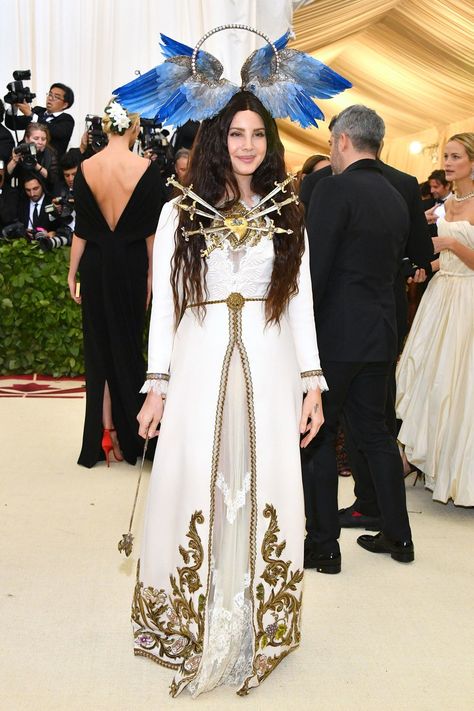 Lana Del Rey in a Gucci gown and a winged headpiece at the 2018 Met Gala Best Met Gala Looks, Gucci Gown, Met Gala Outfits, Met Gala Dresses, Gala Outfit, Gala Fashion, Met Gala Red Carpet, Kate Bosworth, Sienna Miller