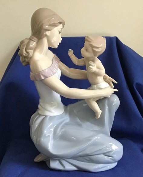 Me U, Lladro Porcelain, Lladro Figurines, Retro Images, The Pose, Auction Items, Pottery Studio, New Mothers, Porcelain Figurines