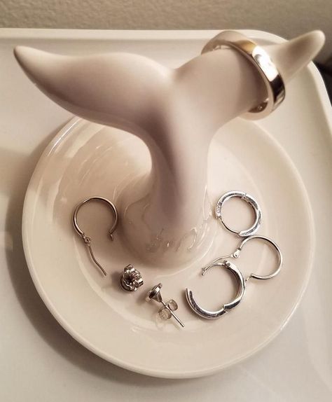 Whale Accessories, Clay Jewellery Holder, Ceramic Whale, Pottery Ring, Jewellery Holder, Ring Holders, White Whale, Sculptures Céramiques, Clay Diy Projects