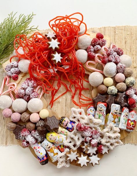 Candy Board Christmas, Holiday Dessert Charcuterie Board, Xmas Charcuterie Board, Xmas Charcuterie, Dessert Wreath, Charcuterie Wreath, Wreath Recipe, Christmas Gifts For Teachers, Holiday Charcuterie