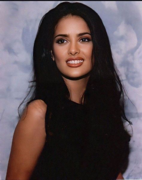 90s Latina Makeup, Salma Hayek Style 90s, Hispanic Makeup, Salma Hayek Young, Salma Hayek Hair, Hispanic Actresses, Salma Hayek Style, Latina Makeup, Celebrity Pics