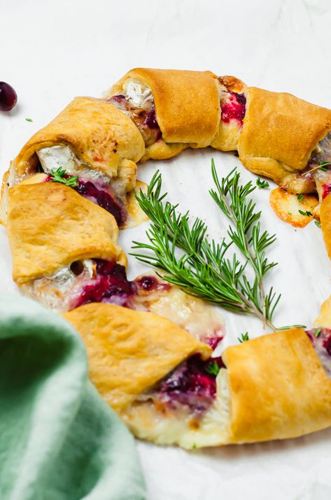 Cresent Roll Brie Cranberry Ring, Brie Wreath Appetizer, Brie Cranberry Appetizer, Brie Wreath, Cranberry Appetizer, Crescent Roll Appetizers, Wreath Recipe, Delish Dinners, Brie Cranberry