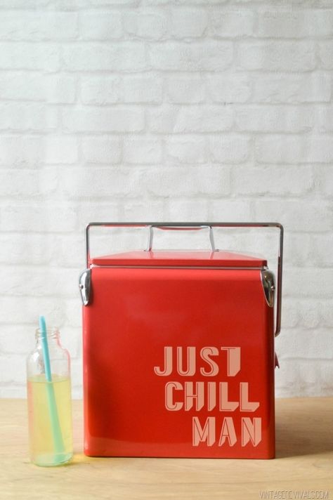 DIY vintage lunch box Man Camping, Camping Cooler, Vintage Cooler, Camping Projects, Retro Cooler, Diy Cooler, Vintage Revival, Diy For Men, How To Make Drinks