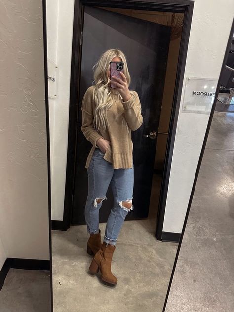 Cute Cosmetologist Outfits, Winter Outfits Hairstylist, Hair Dresser Style Fashion Outfits, Trendy Outfits Hairstylist, Salon Clothes Outfit, Salon Outfit Ideas Stylists Winter, Hairstylist Shoes For Work, Cosmetologist Outfit Ideas, Hair Stylist Outfit Ideas