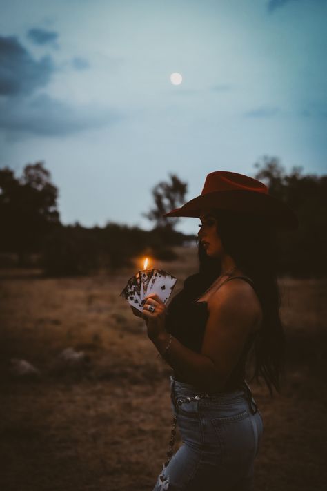 Vintage Cowgirl Pictures, Cowgirl Hat Senior Pictures, Unique Senior Pictures Vintage, Western Theme Senior Pictures, Country Pictures Ideas, Cute Western Photoshoot, Western Senior Picture Ideas Horses, Western Branding Photoshoot, Western Women Photoshoot