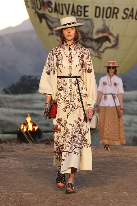 With Wilderness as Far as the Eye Can See as a Backdrop Set, the Dior Cruise 2018 Collection by Maria Grazia Chiuri Took to the Runway Against a Scenic Sunset and Mountain View on the Desert of California's Santa Monica Mountains Thus appears to le in the Lascaux frieze, Mother fantastically disgui... Dior Cruise, Cruise Collection, Mode Boho, Maria Grazia Chiuri, Creation Couture, Inspiration Mode, Womens Fashion Trends, Santa Monica, Latest Fashion For Women