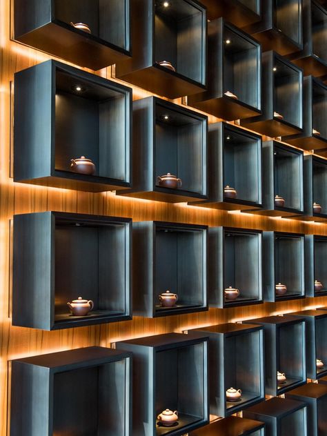 Luxury Floating Shelves, Modern Showroom Design, Luxury Retail Store Interior Design, Shop Shelves Design, Retail Wall Display Ideas, Luxury Store Design, Bar Shelves Ideas, Display Wall Design, Retail Display Ideas