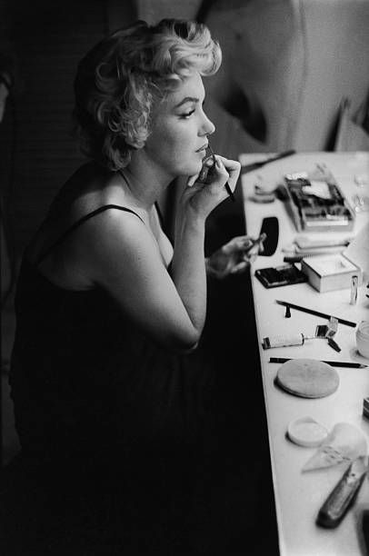 Marilyn Monroe at a makeup table getting ready for an event in 1955 in New York New York Marilyn Monroe Portrait, Marilyn Monroe Fashion, Marilyn Monroe Photos, Makeup Table, Norma Jean, Norma Jeane, Blonde Bombshell, Golden Age Of Hollywood, Classic Hollywood