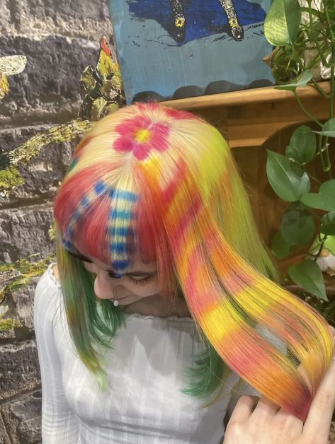 Hair Dye Ideas Rainbow, Halo Ring Hair Dye, Hair Dye Ideas Multicolor, Creative Color Hair Inspiration, Primary Color Hair, Rainbow Streaks In Hair, Hair Colour For Neutral Skin Tone, Scene Hair Dye, Cute Dyed Hair