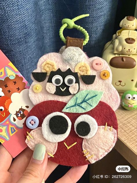 Cute Felt Crafts Diy, Cute Felt Crafts, Arts And Crafts Paper, Felt Stitching, Felt Pins, Kawaii Felt, Felt Patches, Felt Plushie, Felt Plush