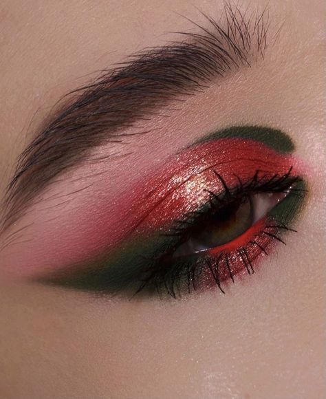 Red Green Eyeshadow, Green And Red Eye Makeup, Red And Green Eyeshadow Looks, Christmas Makeup Looks Green, Green And Red Eyeshadow, Red And Green Eye Makeup, Red Green Makeup, Green And Red Makeup, Red And Green Eyeshadow