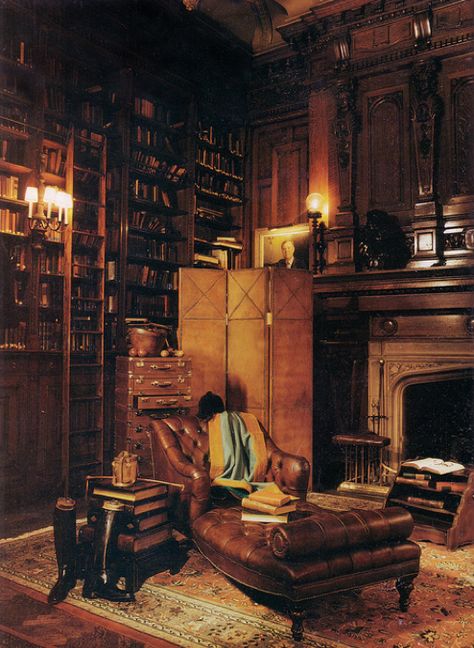 Turning the room with big fireplace into a study. I want an old world feel like this. Home Library Victorian, Victoria Library, Victorian Library Study, Lord Capulet, English Study Room, Vintage Home Library, English Library, Dream Library, Beautiful Library