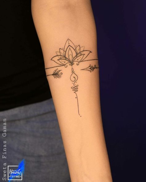 101 Best Female Classy Armband Tattoo Ideas That Will Blow Your Mind! 13 Outsons Women Arm Cuff Tattoos, Fine Line Armband Tattoo, Women Arm Tattoo Classy, Arm Cuff Tattoo For Women, Armband Tattoo Design For Women, Armband Tattoo For Women, Tattoo Ideas Female Arms, Armband Tattoo Frau, Arm Cuff Tattoo