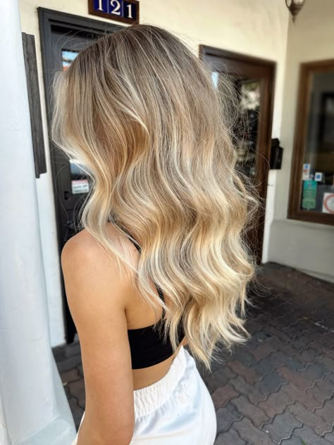 Blond Beachy Hair, Bronde Hair With Blonde Highlights, Warm Beach Blonde Hair, Cowgirl Blonde Hair, Blonde Hair That Grows Out Well, Blonde Highlights On Dirty Blonde Hair Medium Length, Dark Blonde Hair With Balayage, Blond Inspo Hair, Lives In Blonde Hair