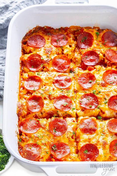 Pizza Casserole Low Carb, Pepperoni Pizza Casserole Recipe, 200 Calorie Meals, Keto Casseroles, Wholesome Yum, Casserole Easy, Pizza Casserole, Diet Recipes Easy, Keto Pizza