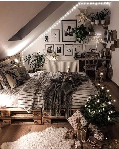 Ceiling Diy, Aesthetic Bedrooms, Dekorasi Kamar Tidur, Bedroom Decor Cozy, Diy Bedroom, Christmas Decorations Bedroom, Attic Bedroom, Christmas Bedroom, Lighting Ceiling