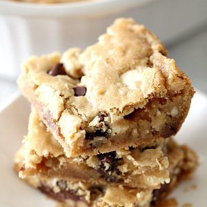 Loaded Blonde Brownies {Blondies} Recipe - Six Sisters' Stuff Brownie Recipe With Oil, Recipes With Butterscotch Chips, Oreo Blondies, Blonde Brownie Recipe, Best Blondies Recipe, Lunch Lady Brownies, Blonde Brownies, Six Sisters Stuff, Blondies Recipe