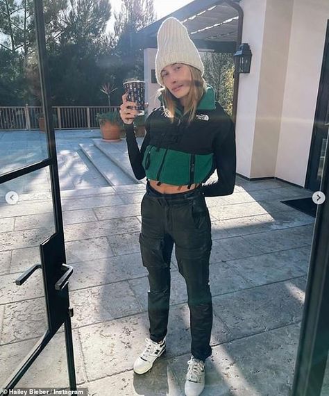 Cropped North Face Jacket, North Face Jacket Outfit, Supermodel Outfits, Margot Robbie Style, Hailey Rhode Baldwin, Patent Leather Leggings, Hailey Bieber Style, Hailey Baldwin Style, Hailey Baldwin