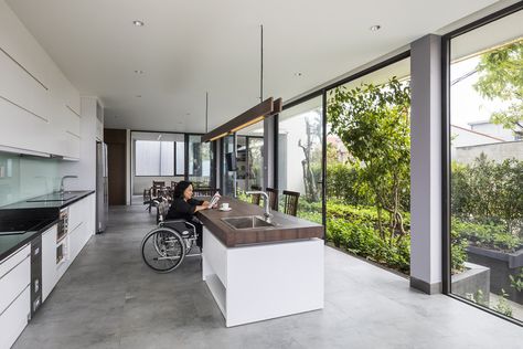 ACCESSIBILITY FEATURES IN A BUILDING: MUST FEATURE: What Types of Residential Floors Favor Wheelchair Circulation? | ArchDaily Wheelchair House, Lotus House, Architecture Degree, Accessibility Design, Accessible Kitchen, Wheelchairs Design, Wheelchair Friendly, Homeward Bound, Residential Architect