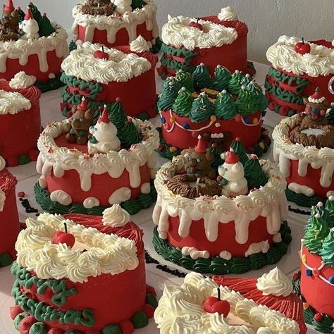 The Mistletoe Motive | Gabrielle Di Natale & Jonathan Frost Christmas Cake Aesthetic, Christmas Cake Designs, Xmas Cake, Christmas Cakes, Pretty Birthday Cakes, Cute Birthday Cakes, Cute Desserts, Noel Christmas, Vintage Cake