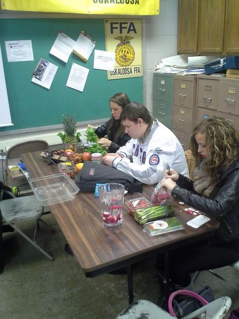 Making edible arrangements in floral design. Bret Spurgin - www.OneLessThing.net Floral Design Classroom, Horticulture Projects Student, Horticulture Projects, Ag Classroom, Plants Science, Ffa Ideas, Design Classroom, Agricultural Education, Teach Ag