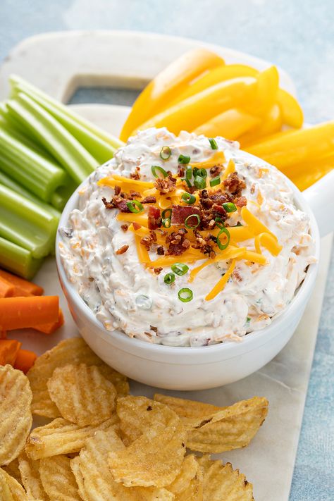 A good chip dip is a must for any game-day spread. This Loaded Baked Potato Dip is filled with all of the ingredients that go on top of a baked potato and is delicious with potato chips or even waffle fries! Homemade Chip Dip, Million Dollar Dip Recipe, Best Chip Dip, Million Dollar Dip, Potato Dip, Bacon Ranch Dip, Baked Potato Dip, Homemade Ranch Dip, Bacon Dip