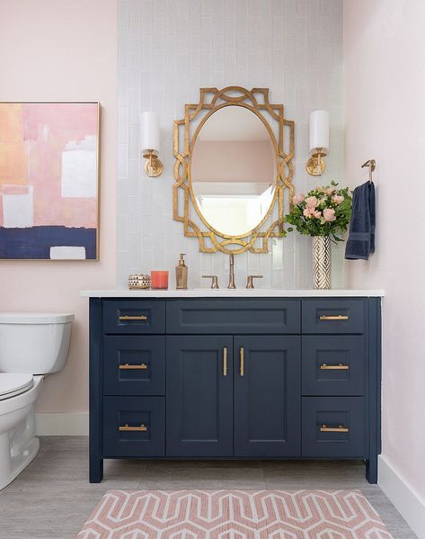 Combining two hot decorating trends of the season – navy blue and metallics! Bathroom Art Nouveau, Navy Blue Bathroom Decor, Casa Rock, Bathroom 2022, Flooring Bathroom, 2024 Bathroom, Navy Blue Bathrooms, Gold Bad, Navy Bathroom