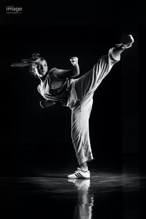 Great picture Karate Picture Ideas, Karate Senior Pictures, Taekwondo Photoshoot, Karate Picture, Karate Photos, Black Belt Taekwondo, Multiple Exposure Photography, Black Belt Karate, Martial Arts Photography