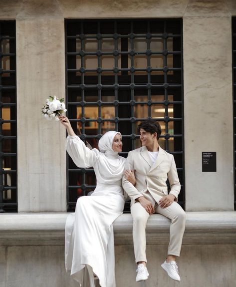 Wedding Photos Hijab, Small Fancy Wedding, Dress Nikahan Hijab, Hijab Wedding Photoshoot, Muslim Pre Wedding Photoshoot, Engagement Islam, Prewedding Ideas Hijab, Hijab Wedding Dresses Simple, Melayu Wedding Dress