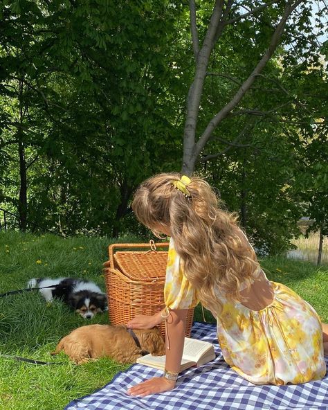 MATILDA DJERF on Instagram: “Sunday, apple pie and Ruru 🥰” Spring Inspo, Matilda Djerf, Spring Girl, Easy Style, Spring Aesthetic, For Love & Lemons, Summer Dream, Summer Photos, How To Pose