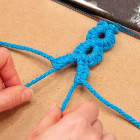 Diy Macrame Keychain, Easy Macrame, Macrame Knots Tutorial, Camp Crafts, Knots Tutorial, Macrame Keychain, Infinity Knot, Hair Knot, Macrame Patterns Tutorials