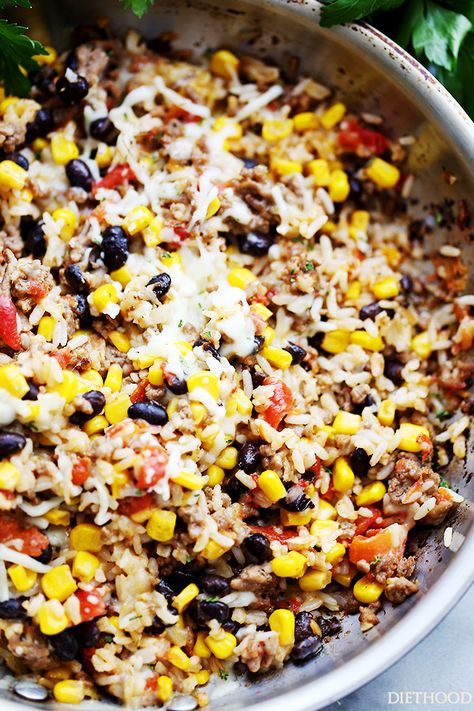 Southwestern Taco Skillet | www.diethood.com | The delicious Southwestern flavors of a taco are made quick and easy in this one-skillet recipe! Super quick weeknight meal! Taco Skillet Recipe, Taco Skillet, Southwestern Recipes, Weekly Menu Plan, Healthy Beef Recipes, One Skillet Meals, Dinner Side, Menu Plan, Sweet Potato Soup