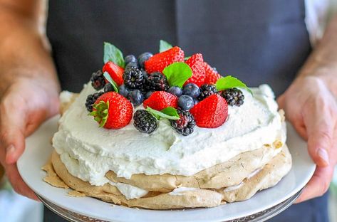 10 Traditional Cakes from Around the World - Oh, The Things We'll Make! Pavlova Toppings, Jul Kaka, Pavlova Dessert, Pavlova Cake, Cheesecake Mini, Pavlova Recipe, Anna Pavlova, Christmas Cake Recipes, Australian Food